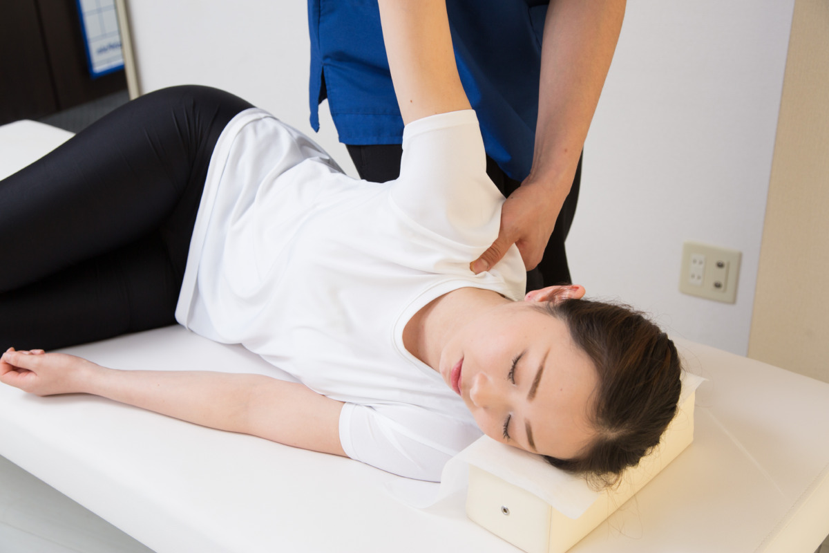 四十肩・五十肩の施術シーン